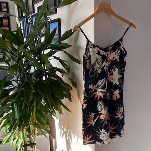 Mini robe fleurie Divided Black Floral Dress
